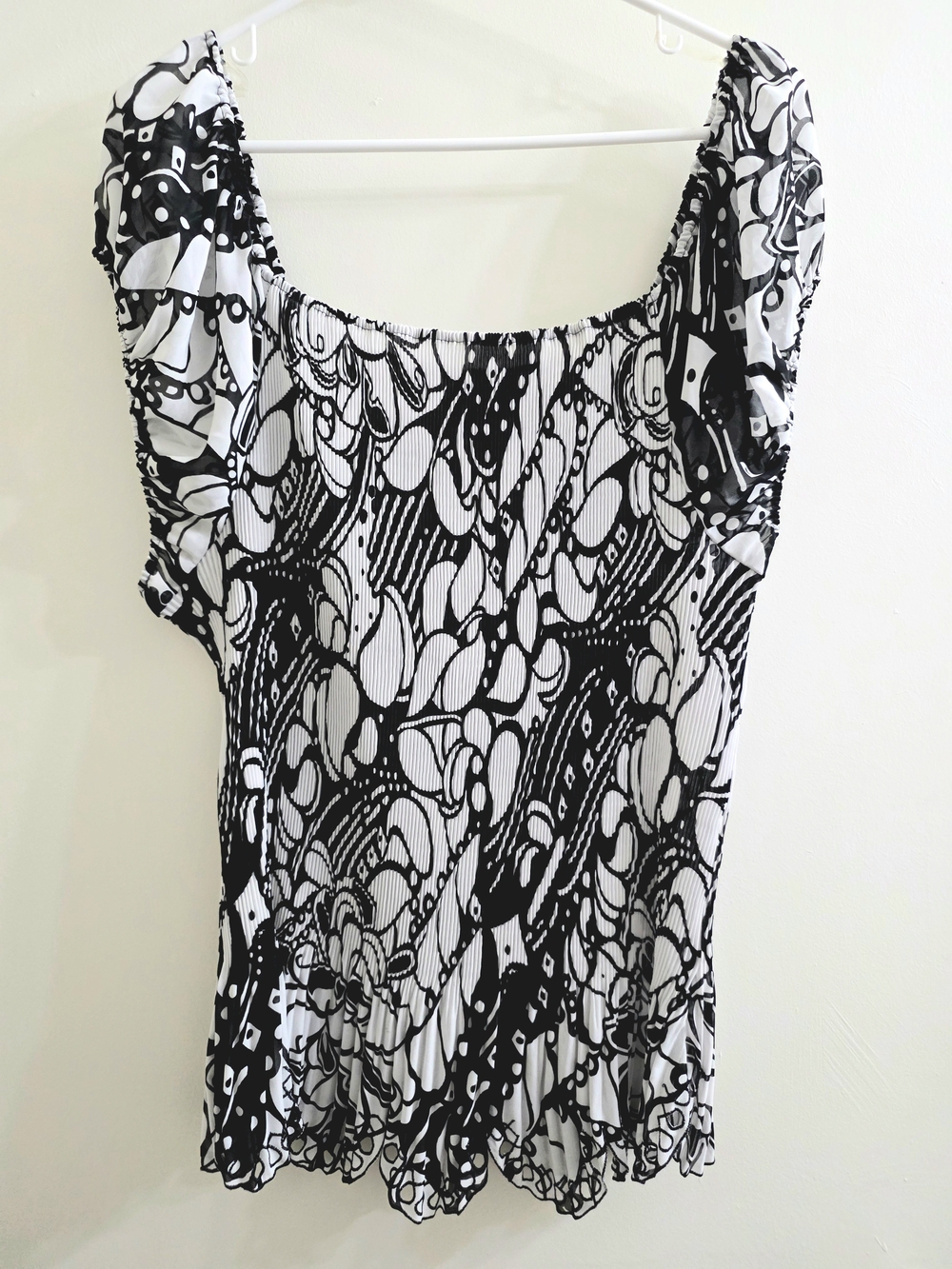 Dress Barn size XL black and white Abstract Scoop Neck Women's Top